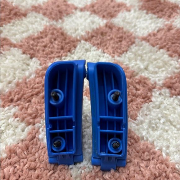 Doona base replacement seatbelt latch (the pair) - Picture 3 of 5